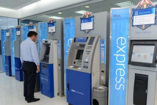 Seis bancos acuerdan eliminar cobro por retiro de efectivo en cajeros automáticos