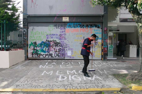 Reparan monumentos y edificios tras manifestación feminista