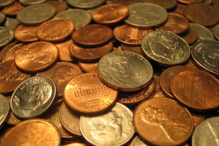 Encuentran un tesoro de un millón de monedas de cobre puro mientras limpiaban la casa de un familiar