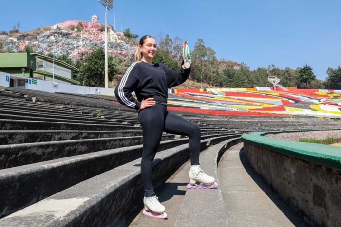Orgullo UAEMéx: Andrea Vianey brilla sobre hielo
