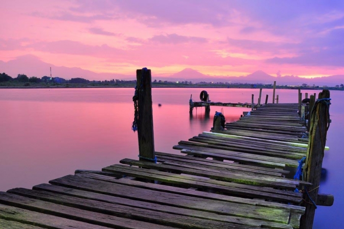 Lago se vuelve rosa inexplicablemente