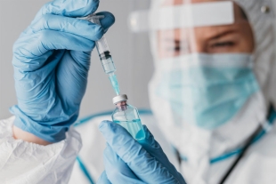 Anuncia Pfizer estudio comparativo entre vacuna Covid y dosis modificadas contra ómicron