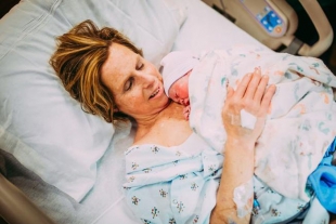 Madre y abuela al mismo tiempo: La mujer de 61 años que dio a luz a la hija de su hijo gay