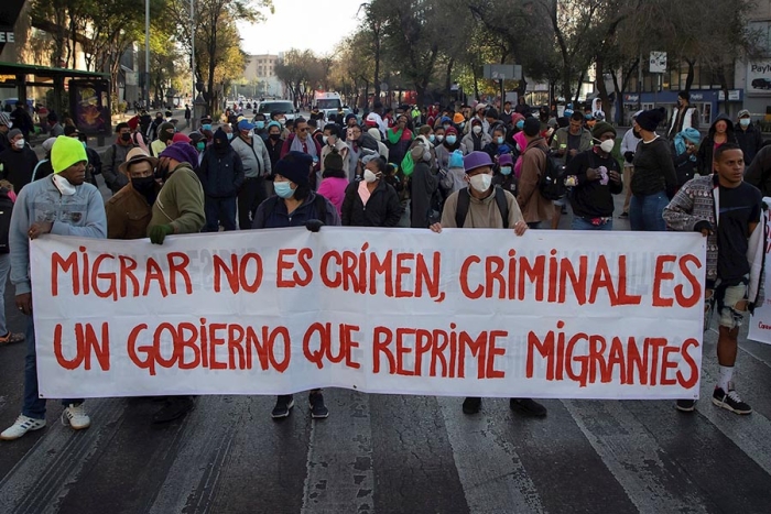 Migrantes protestan en sur de México para exigir documentos y transporte