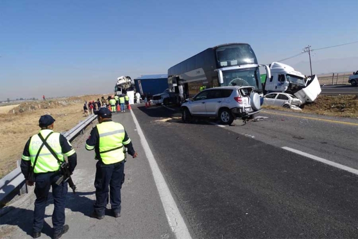 Reportan cuatro heridos graves por carambola en autopista Toluca-Zitácuaro