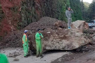 Las fuertes lluvias  provocaron un deslave en la carretera Toluca-Altamirano