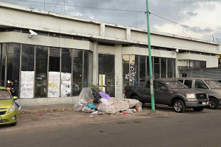 Denuncian acumulación de basura frente al Mercado Juárez