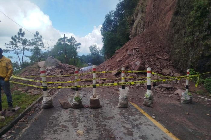 Autoridades locales detallaron que la carretera presenta daños considerables