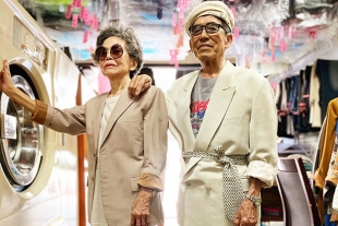 Pareja de ancianos crean increíbles “looks” con ropa olvidada en lavandería