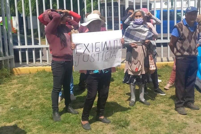 Se manifiestan habitantes defraudados de San Pedro Tlanixco, exigen