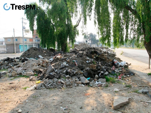 Camellón de Calzada del Pacífico convertido en basurero