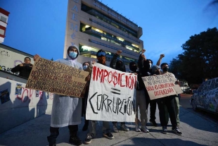 Estudiantes protestaron afuera del Edificio Administrativo de la UAEMéx