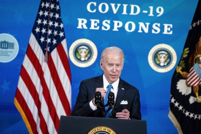 Firma Biden paquete de apoyos por 1.9 billones de dólares por COVID