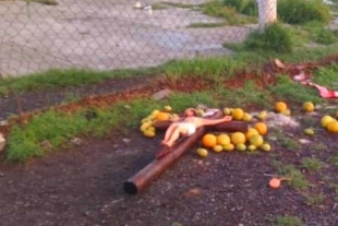 En la zona se encontró la imagen de un Cristo rodeado de fruta