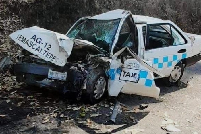 El suceso se registró entre un autobús de la línea Zinabus con número económico 34002, cuando impactó contra un taxi con cromática azul de sitio en Temascaltepec