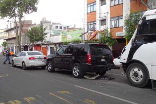 Se distrae en el celular y causa carambola en Toluca