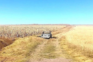 Vehículo completamente calcinado fue localizado en medio de parcelas de cultivo; autoridades investigan si está relacionado con un hecho delictivo en la zona.