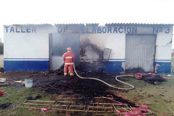 Atienden servicios de emergencia explosión de polvorín en Tultepec