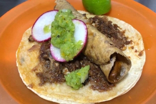 Así son los legendarios ‘tacos dentro de un taco’ de Taxco