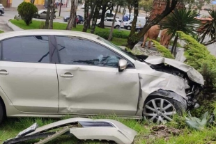 Cae automóvil sobre el jardín del Puente de Metepec; reportan una persona lesionada