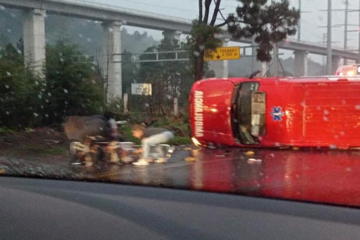 Tres lesionados en accidente de ambulancia