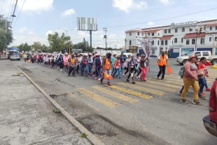 Peregrinación originaria de Michoacán paraliza vialidades de Toluca