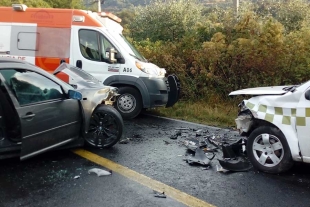 Choca taxi contra automovilista en la vía Tenancingo-Tenango del Valle