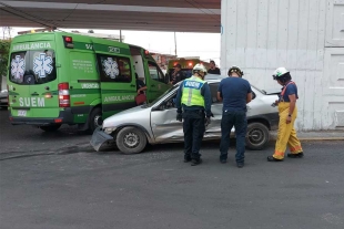 Accidente por no respetar semáforo en Tollocan y Heriberto Enriquez