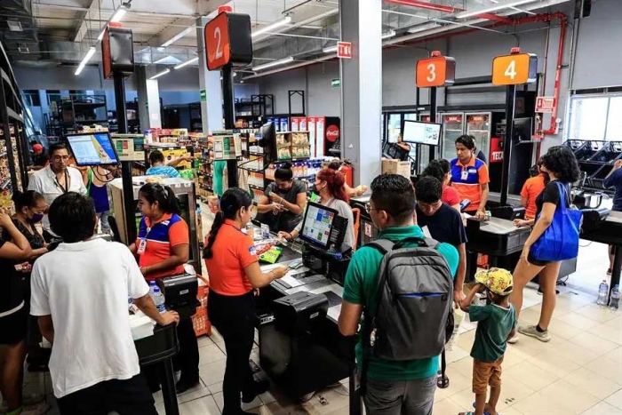 Reabren los primeros cuatro supermercados en Acapulco tras el huracán Otis