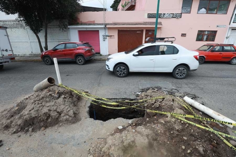 Obra inconclusa deja boquete en calles de la colonia Américas