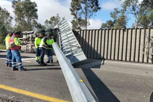 Volcadura de trailer dejó una persona lesionada en carretera Toluca-Palmillas