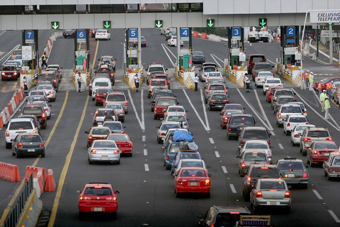 Atascos en casetas por aforo vehicular