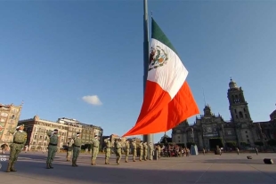 AMLO rinde homenaje a las víctimas del 19-S en Zócalo