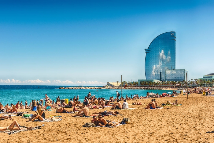 Barcelona prohíbe fumar en sus playas para reducir la contaminación