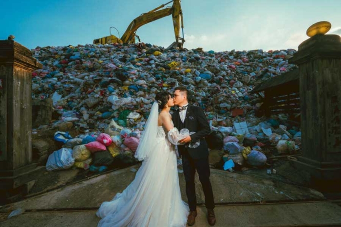 Recién casados se toman insólita sesión de fotos para denunciar la contaminación en Taiwán