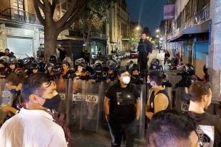 Policía de CDMX desaloja sede de la CNDH ocupada por feministas