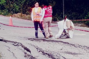 Cierran carretera en Villa Guerrero por la aparición de grietas