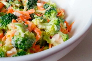 Esta ensalada de brócoli es todo lo que queremos comer en primavera