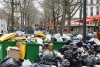 París pasa de ser la ciudad del amor a la del olor, con la basura llenando sus calles