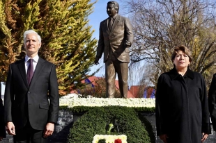 Encabeza la gobernadora Delfina Gómez, ceremonia luctuosa del exgobernador Alfredo del Mazo González