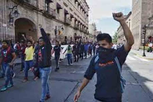 Normalistas amagan con paralizar Michoacán