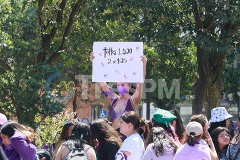 Mujeres se preparan para la marcha por el 8M