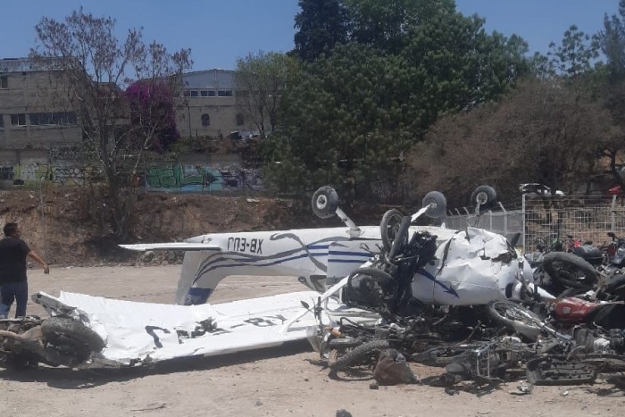 El piloto y dos personas más que viajaban en la avioneta solo tuvieron lesiones contusas y no fue necesario su traslado a un hospital.