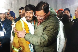 Rescatan en India a 41 trabajadores atrapados de un túnel tras derrumbe