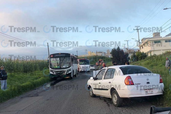 Autobús choca de frente contra automovilista en San Felipe Tlalmimilolpan
