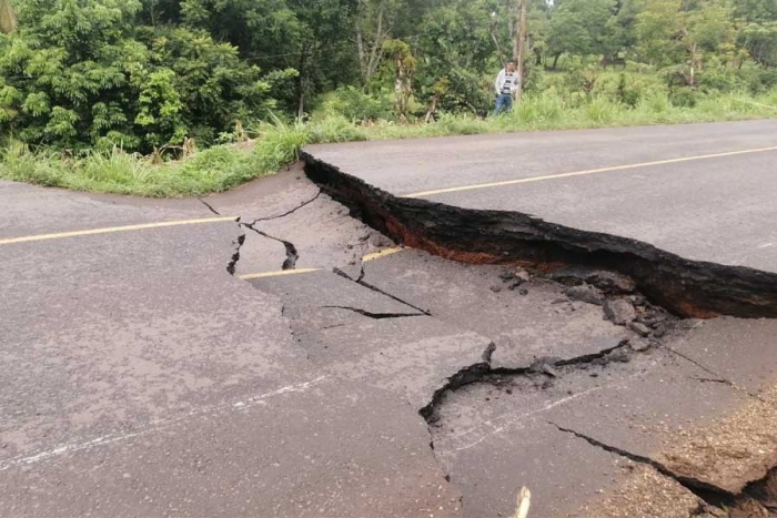 Fuerte lluvias en Veracruz dejan comunidades incomunicadas y carretera dañada