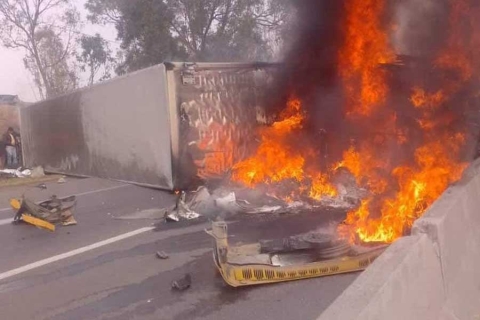 Se incendia tráiler después de volcarse en Atlacomulco