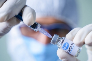 Busca Pfizer aprobación en EUA para tercera dosis de vacuna contra COVID-19