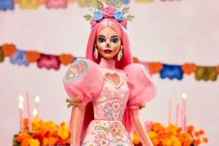 Pink Magnolia viste a Barbie por el Día de los Muertos