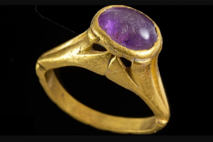 Arqueólogos encuentran un antiguo anillo para “prevenir la cruda”